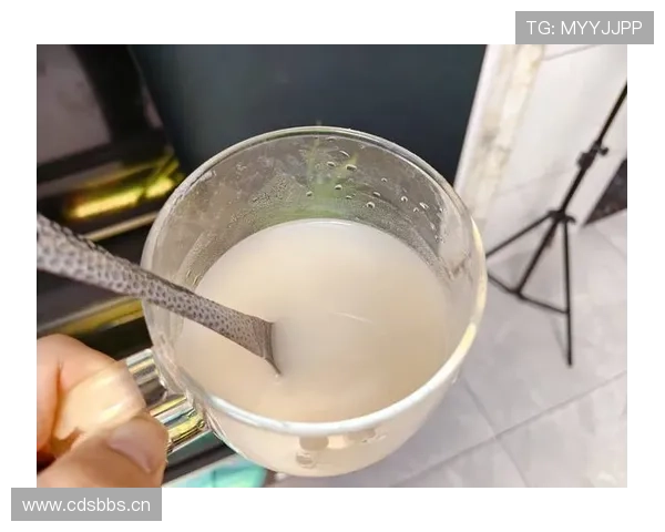 西蒙·拜尔斯家的冰箱里真的只放蛋白粉和冰块？