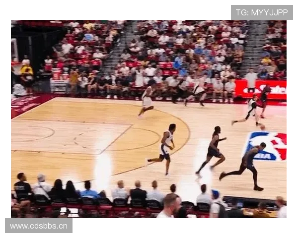 埃迪·琼斯无球跑动拉开空间，3D属性改变球队进攻结构